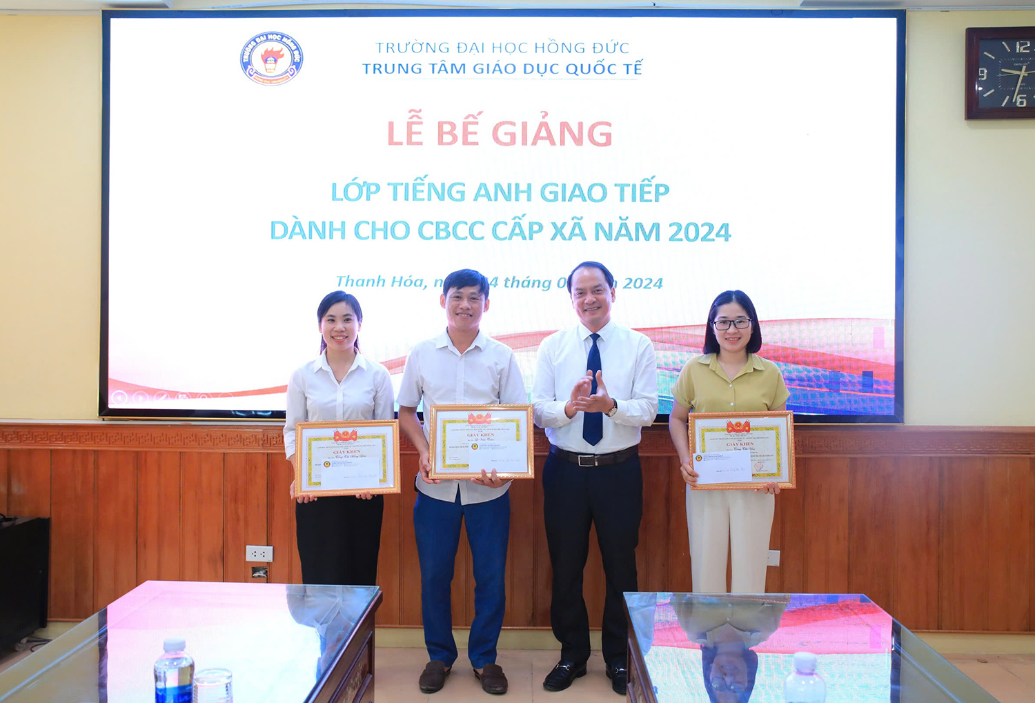 Bế giảng lớp tiếng Anh dành cho cán bộ, công chức cấp xã năm 2024